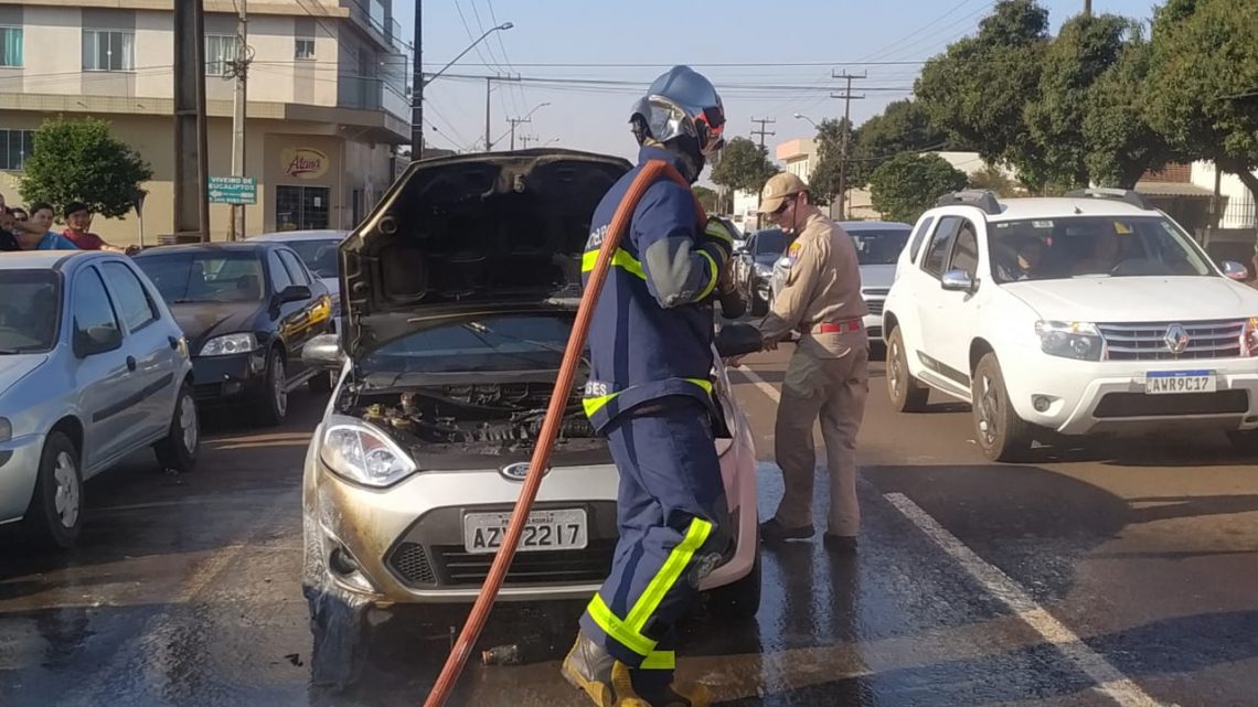 VEÍCULO PEGA FOGO NA PERIMETRAL VEÍCULO PEGA FOGO NA PERIMETRAL