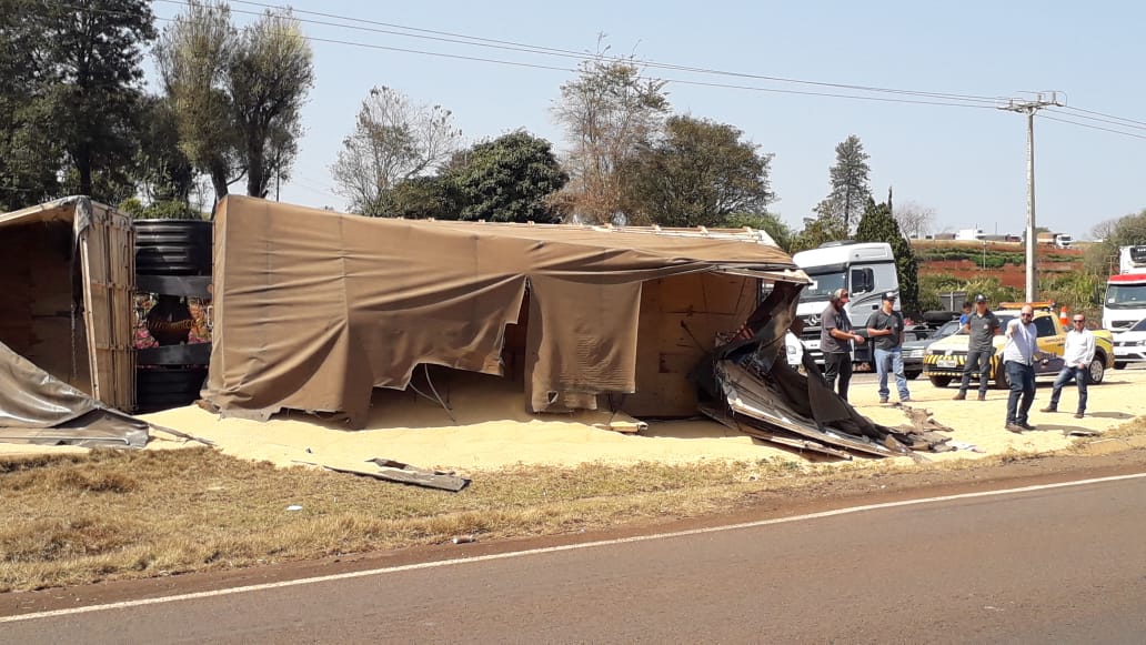 CARRETA BITREM CARREGADA DE FARELO DE SOJA TOMBA NA SAÍDA DA PR 158 E TRÂNSITO FICA LENTO CARRETA BITREM CARREGADA DE FARELO DE SOJA TOMBA NA SAÍDA DA PR 158 E TRÂNSITO FICA LENTO