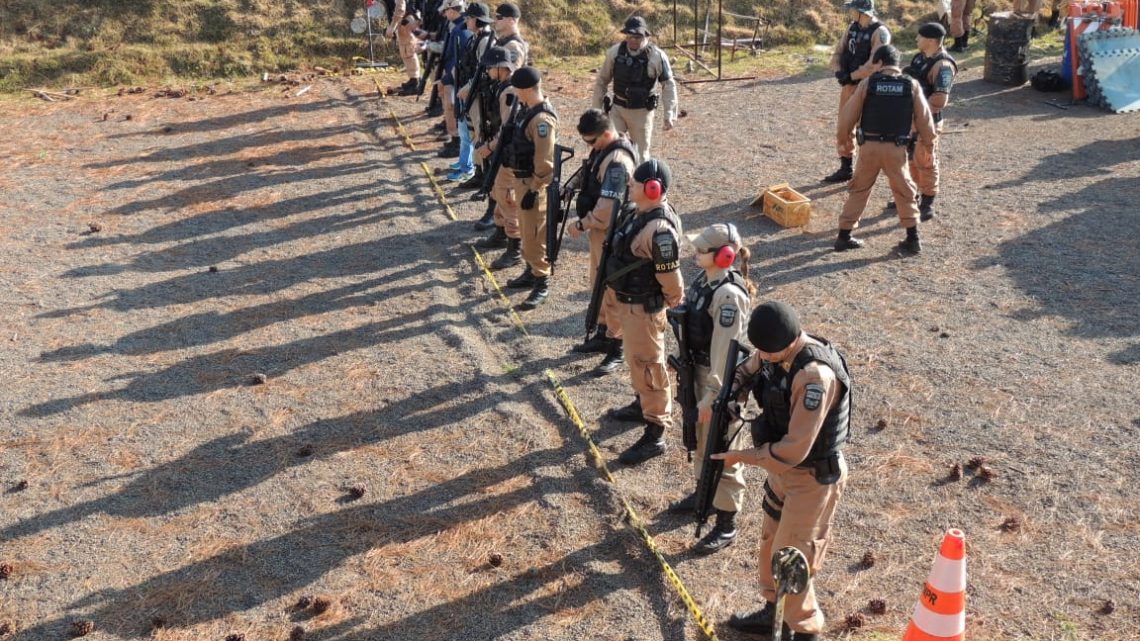 POLICIAIS MILITARES FAZEM TREINAMENTO COM FUZIL NO ESTANDE NA VILA GUARUJÁ POLICIAIS MILITARES FAZEM TREINAMENTO COM FUZIL NO ESTANDE NA VILA GUARUJÁ