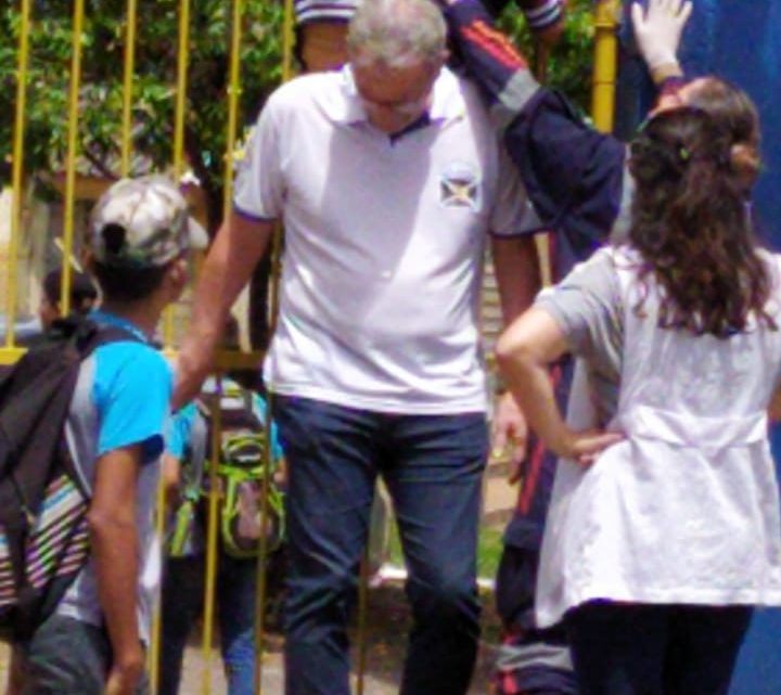GAROTO FICA COM O BRAÇO CRAVADO EM PORTÃO DE COLÉGIO EM TERRA BOA GAROTO FICA COM O BRAÇO CRAVADO EM PORTÃO DE COLÉGIO EM TERRA BOA