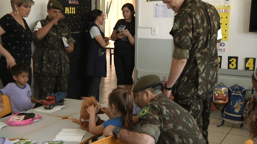 TIRO DE GUERRA FAZ DOAÇÃO DE BRINQUEDOS A CRIANÇAS CARENTES TIRO DE GUERRA FAZ DOAÇÃO DE BRINQUEDOS A CRIANÇAS CARENTES