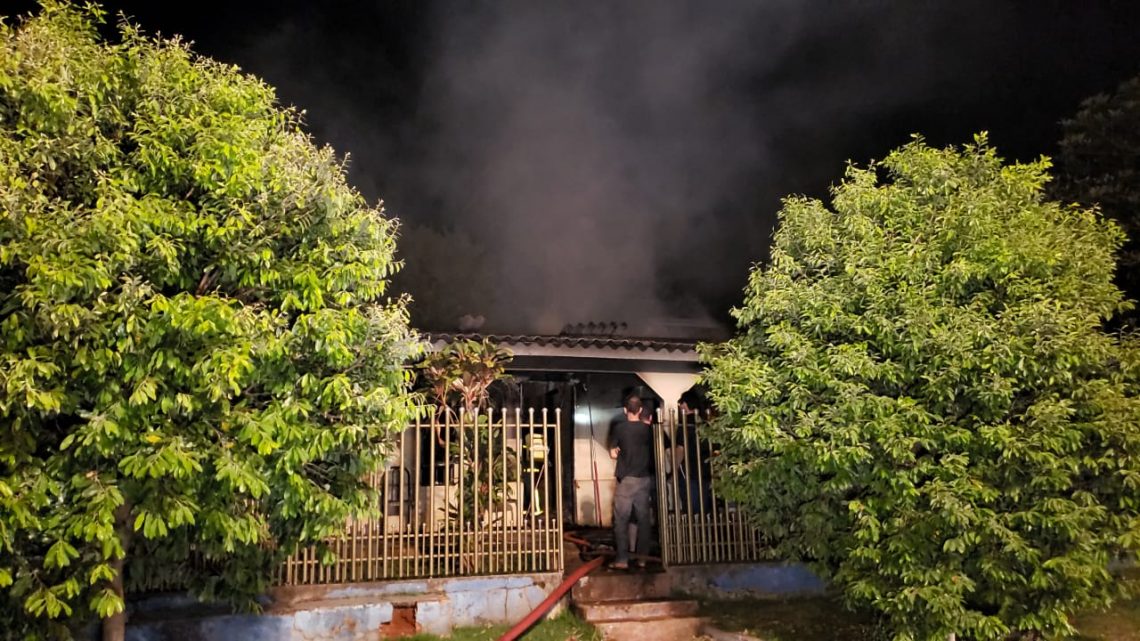 ISQUEIRO E BRINCADEIRA RESULTAM EM CASA INCENDIADA EM FAROL ISQUEIRO E BRINCADEIRA RESULTAM EM CASA INCENDIADA EM FAROL