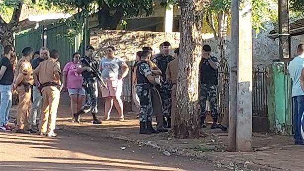 Padrasto mantém adolescentes reféns há mais de 20 horas Padrasto mantém adolescentes reféns há mais de 20 horas