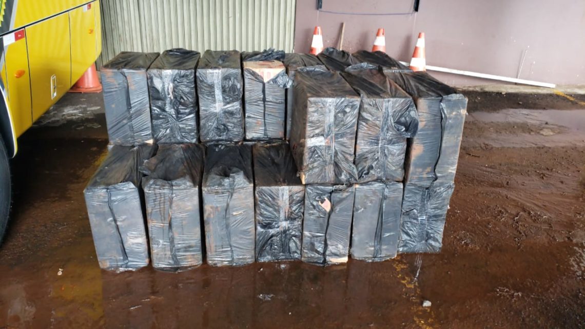 PM apreende mais de 150 mil maços de cigarros contrabandeados em Campo Mourão PM apreende mais de 150 mil maços de cigarros contrabandeados em Campo Mourão